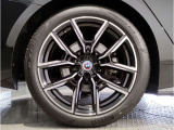 【BMWアロイホイル】軽量かつ強度に拘ったアロイホイル。走行性能ポテンシャルを引き出す設計。車の足元を引き締めてくれる大きなポイントはアロイホイルです。