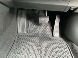 マツダ車は正しいドライビングポジションが取れるペダル配置にこだわっています。フロアマットは純正のオールウェザータイプが装着されています。