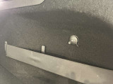 荷室の側面に小物を置くスペースとフックを備えています。細かな荷物を整理したいときにも確認しておきたい部分です。普段持ち歩く物を思い浮かべ、収納の大きさや取り出しやすさを現車でお確かめください。