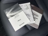 メンテナンスノート、取扱説明書です。 その車の整備記録が事細やかに記録されています。 車が生まれてから今までどのような道を歩んできたのか判るとても重要な物ですよ。