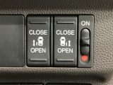 【両側パワースライドドア】両側がパワースライドドアになっており、運転席のスイッチやスマートキーでも開閉が可能です!開口部も広いので乗り降りも楽々♪
