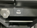 USB入力端子ついてます。USBメモリを接続して音楽ファイル、画像ファイル、動画ファイルなどをナビ画面で楽しめます ※一部のディスプレイオーディオ、CDチューナーの場合は音楽ファイルのみとなります