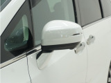 ◆ドアミラーウインカー◆ドアミラーにウインカーを装備しています。対向車に自身の進行方向を合図し安全に運転できます。