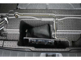 サブトランク付ですので洗車道具や工具の収納に便利です。