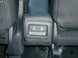運転席と助手席の間の座面後部にUSBチャージャーを装備。前席/後席ともにアクセスしやすく便利です☆