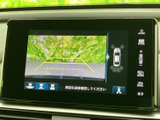周囲の状況と車両位置を画面で確認でき、駐車時の目安として活用できます。映像表示は停車中にお楽しみいただけるため、休憩時間などにも便利にご利用いただけます。