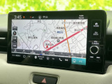 道路や周辺施設が表示され、現在地とルートを画面上で確認できます。案内中も地図を見ながら行き先を把握しやすく、慣れない場所へのお出かけにも便利です。