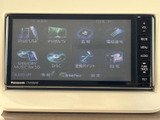 ナビや音楽、テレビなどのメニューを一覧でき、使いたい機能を選びやすい画面構成です。タッチ操作に加えて本体側にもボタンが備わり、日常の音楽再生や案内設定に活用できます。