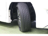 タイヤサイズ 195/65R15。スタイリッシュな切削光輝+ダークメタリック塗装で、スポーティなデザインの純正アルミホイールを装着しています。