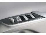 ドアの施錠・解錠に連動してドアミラーが自動で格納・復帰する電動格納機能を搭載。スイッチ操作の手間が省けるだけでなく駐車時の格納忘れ、発進時の出し忘れも解消します