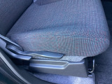 運転席にはドライバーの体型や好みに応じて前後方向だけでなく、高さの調整ができるシートリフターを装備!