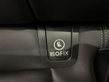 メルセデスのシートは少し硬めになっております。長時間の運転の際、適度な反発があることでお尻や腰の負担を減らす効果が御座います。