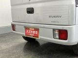 【後退時ブレーキサポート】リヤバンパーに4つの超音波センサーを内蔵し、車両後方にある障害物を検知。透明なガラスなども検知でき、コンビニの駐車場などでの衝突回避をサポートします。
