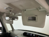 【サンバイザー】車内で身だしなみを整えるためのバニティミラーがセット。お化粧直しや髪型のチェックに活用できます。