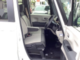 ゆったり、しっかりと座れるシートに運転席は高さ調節可能なハイトアジャスター付き!シート位置の前後と高さ、ハンドルの上下調節で自分にあった最適なポジションを見つけることができます!