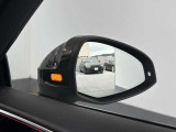 ●アウディサイドアシスト『後方の死角を並走する車両を検知しドアミラーの内側のLEDが点灯。ドライバーに注意を促し事故を未然に防ぐシステムです。』