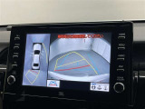 パノラミックビューモニターシステムが付いているので車の上から見た映像が確認できますよ。 一目で車両周辺の情報を確認できますが、直接安全をご確認下さい。