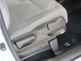 ◆シートハイトアジャスター◆運転席を上下に高さ調節ができます!運転ポジションを体格に合わせてシート調整できます。