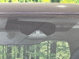 【エマージェンシーブレーキ】走行中に前方の車両等を認識し、衝突しそうな時は警報とブレーキで衝突回避と被害軽減をアシスト。より安全にドライブをお楽しみいただけます。