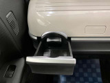 【助手席ドリンクホルダー】使いやすさに配慮したドリンクホルダー