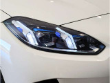 【LEDヘッドライト】先進のLEDテクノロジーを採用。放射される白色光の周波特性は太陽光に近く、バイキセノン・ヘッドライトを上回るコントラストで更に明るく輝きます!