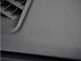 ◆助手席エアバッグ◆SRSエアバッグは、シートベルトだけでは防ぎきれない衝突時の衝撃から乗員を守るための安全装置。衝突時に瞬時に膨らみ、頭部や胸部がダッシュボードに直接衝突するのを防ぎます。