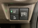 衝突の危険がある時に警告してくれる衝突軽減ブレーキ。車線を外れそうな時に警告し、ステアリング制御してくれる路外逸脱制御機能搭載!