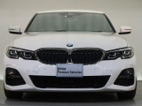 【キドニーグリル】BMWの代名詞。一目見ただけでBMWであると認識できる確固たるアイコンとして存在感を放ちます。