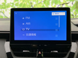 FM・AM・テレビなどの項目が画面に一覧表示され、聴きたい音源を選びやすい構成です。表示が整理されているため目的の項目を見つけやすく、移動中の気分に合わせて車内の時間を楽しめます。