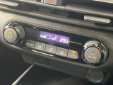 【オートエアコン】一度お好みの温度に設定すれば、車内の温度を検知し風量や温度を自動で調整。暑い&hellip;寒い&hellip;と何度もスイッチ操作をする必要はありません。快適な車内空間には必須の機能ですね♪