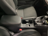 運転席からも助手席からも自由に使えるドリンクホルダー付。停車中にブレーキペダルを踏み続けなくてもブレーキ保持ができるオートマチックブレーキホールド機能もついております。