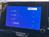 FM・AMラジオやテレビ、交通情報などの選択肢が画面上に表示されます。タッチ操作で使いたい項目を選びやすく、移動中の情報収集や音声コンテンツの利用に便利です。
