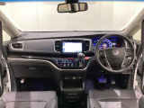 車内は光触媒抗菌消臭施工済です。インパネ周りはスタイリッシュなデザインで機能や装備も充実しています。グローブボックスやカップホルダーのほかにトレーなどたくさんの収納スペースが付いています。