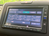 FM・AMの放送局が一覧で表示され、選局したい局を画面から確認できます。周波数や放送局名も見やすく、移動中にお好みのラジオ番組を楽しめる装備です。