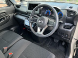 前席は視界が広く、運転席からメーターやセンターパネルにも目を向けやすい配置です。シートは身体を預けやすい形で、日常の移動から長めのお出かけまで快適に過ごせます。