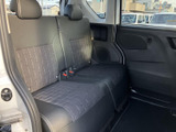 後席は左右に並ぶシートとヘッドレストを備え、同乗者が落ち着いて過ごせる空間です。ドア側にも収納スペースがあり、身近な小物の置き場所として活用できます。