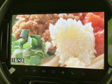 画面には映像が表示され、停車中のひと休みや待ち時間に視聴を楽しめます。時刻表示も確認できるため、車内で過ごす時間を有効に使いたい方にも便利なモニターです。必要なときに操作しやすい位置にあります。