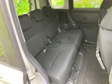 後席には複数人で座れるシートを備え、頭上や足元にも空間が確保されています。窓から外の様子を感じながら、家族やご友人との移動をゆったり楽しめます。
