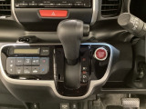 CVT車のセレクトレバーです。低速から高速まで、変速ショックのないスムーズな走りを実現するとともに、エンジン効率のよい領域を維持することで燃費にも貢献します。