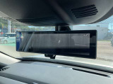 インテリジェントルームミラーは、車両後方のカメラ映像をミラー面に映し出すので、同乗者や積み荷などの車内状況や、天候などに影響されずいつでもクリアな後方視界が得られます。