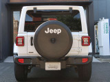 リアから見てもすぐにJeepだとわかる特徴的なデザインです。
