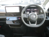 広々とした運転席周りです。