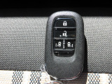 Hondaスマートキーシステムは、携帯しているだけでエンジンの始動、ドアの施錠や解錠が可能です。ボタン操作でもドアの施錠や解錠、スライドドアの開閉操作もできる便利な機能が満載です!