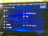 ラジオやテレビ、Bluetooth Audioなど、選べる音源が一覧で表示されます。使いたい項目を画面で見比べながら選べるため、普段の音楽鑑賞や情報収集にも活用できます。