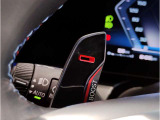 【ルームミラー一体型ETC車載器】ルームミラーの裏側に目立たない様に配置されたETCカード挿入口。スタイリッシュ且つ機能的なものとなっております。