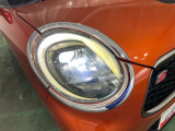 白く明るい光で夜間走行をサポートするLEDヘッドランプを搭載