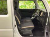 前席は窓から外の様子を確認しやすく、運転席と助手席の間にもゆとりを感じる配置です。座面と背もたれには落ち着いた色合いを採用し、日常の移動を心地よく支えます。