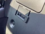 助手席シートバックにETC車載器が設置されてます。ETCがあれば高速道路の料金所もストレス無く通過できますし、料金も優遇される場合もありますのでとっても便利♪