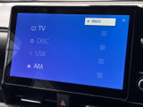 TVやDISC、USB、AMなどの選択肢が画面に並び、使いたい音源を選びやすい表示です。機器設定にもアクセスでき、普段の音楽やラジオなどを利用する際に便利にお使いいただけます。