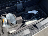 車の充電用ケーブルも装備されております。